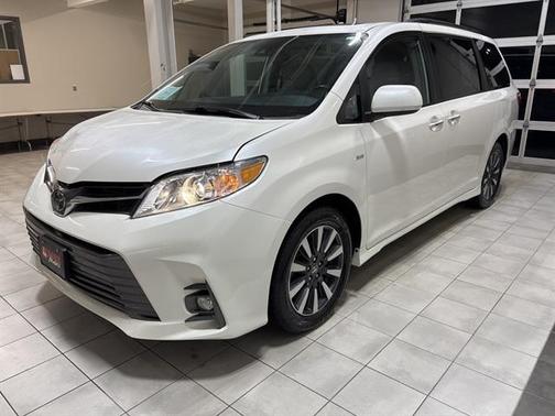 2019 Toyota Sienna XLE
