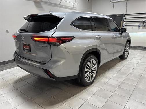 2025 Toyota Highlander Hybrid Platinum