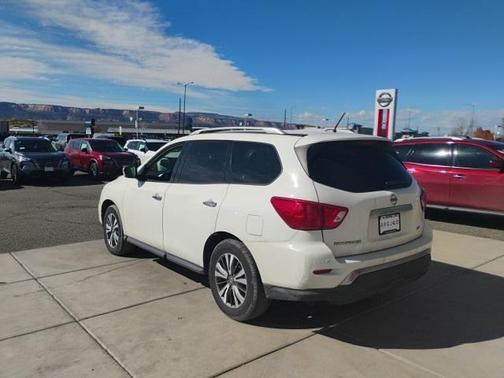 2017 Nissan Pathfinder SV