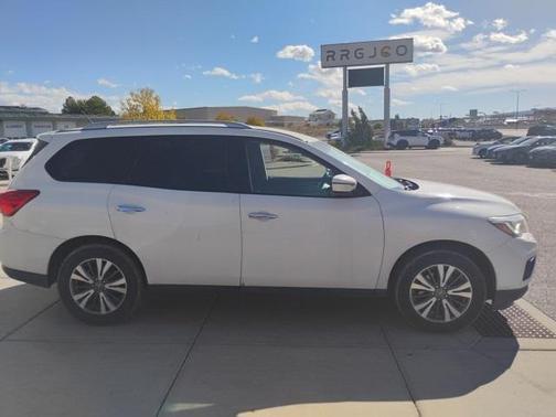 2017 Nissan Pathfinder SV