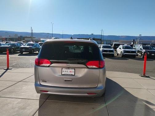 2021 Chrysler Voyager LXI