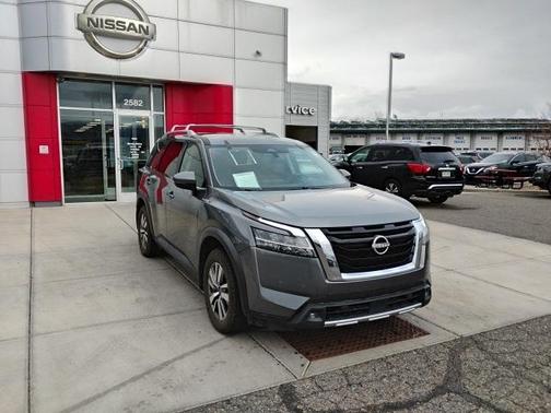 2022 Nissan Pathfinder SL