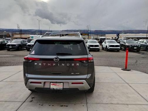 2022 Nissan Pathfinder SL