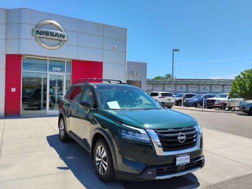2 Tone Green / Black Roof 2023 Nissan Pathfinder SL