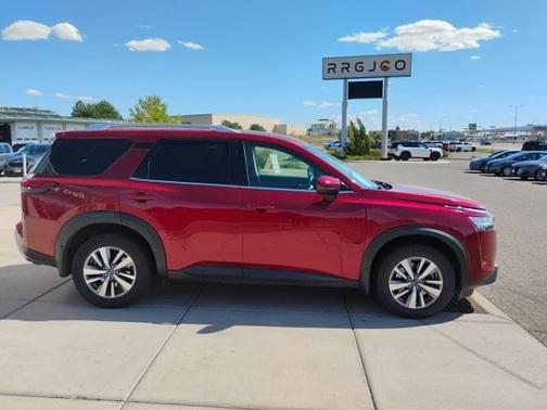 2022 Nissan Pathfinder SL