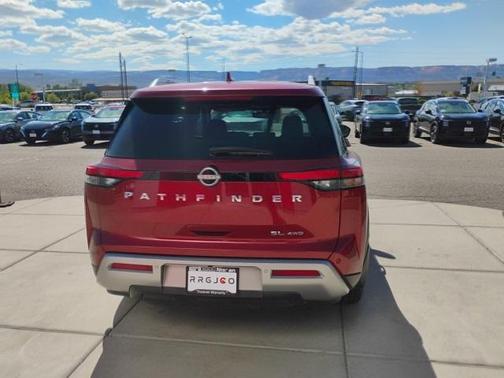 2022 Nissan Pathfinder SL