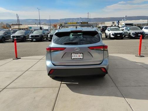 2022 Toyota Highlander LE