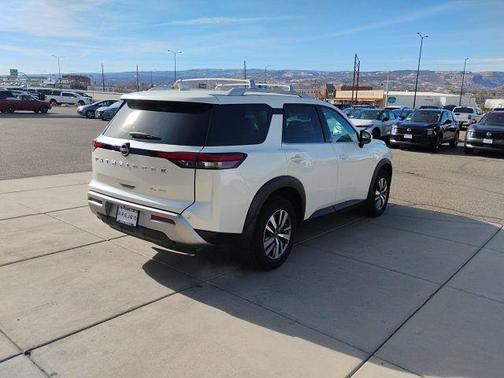 2024 Nissan Pathfinder SL