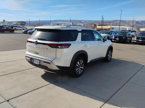 2024 Nissan Pathfinder SL