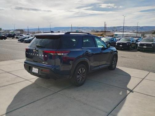 2024 Nissan Pathfinder SV