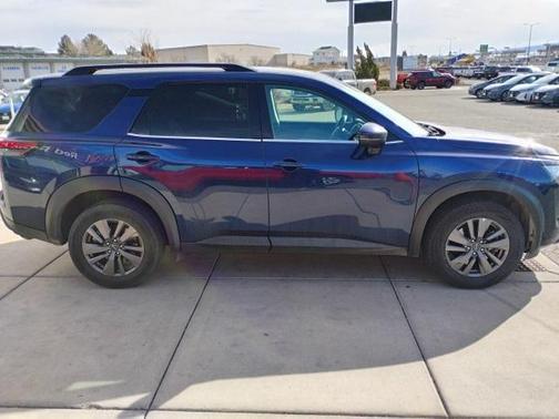 2024 Nissan Pathfinder SV