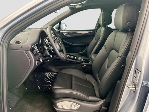 Dolomite Silver Metallic 2026 Porsche Macan Macan