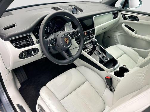 2023 Porsche Macan Base (PDK)