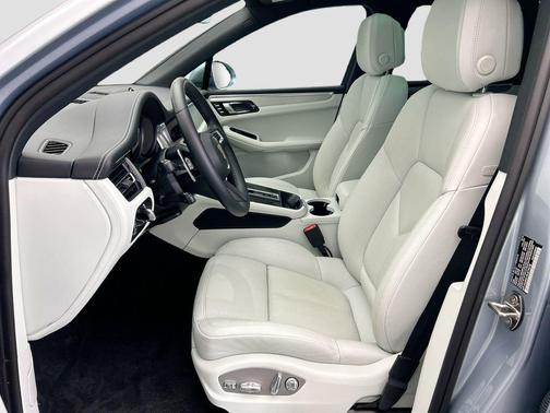 2023 Porsche Macan Base (PDK)