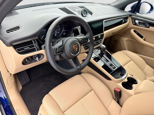 Gentian Blue Metallic 2026 Porsche Macan Macan