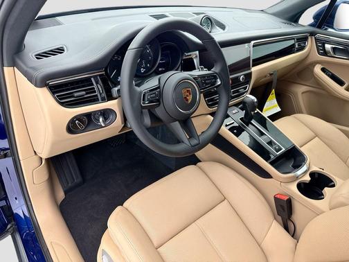 Gentian Blue Metallic 2026 Porsche Macan Macan