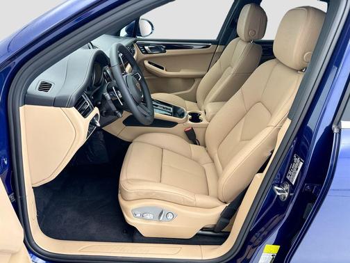 Gentian Blue Metallic 2026 Porsche Macan Macan