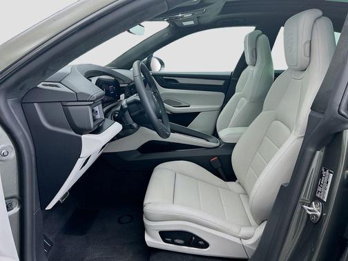 2025 Porsche Macan Turbo