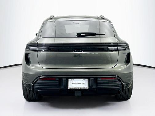 2025 Porsche Macan Turbo