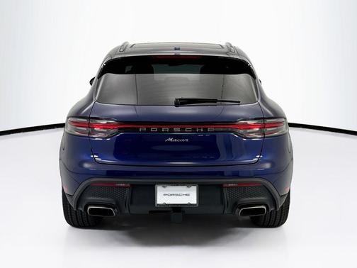 Gentian Blue Metallic 2026 Porsche Macan Macan