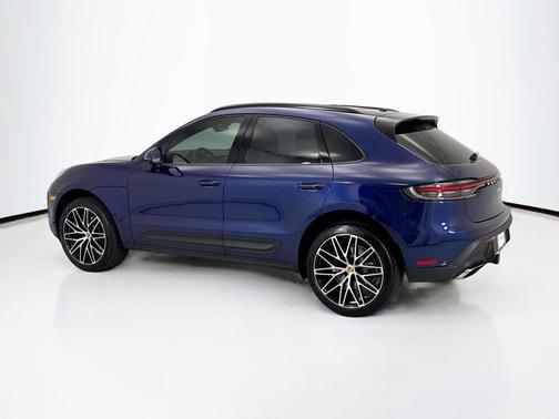 Gentian Blue Metallic 2026 Porsche Macan Macan