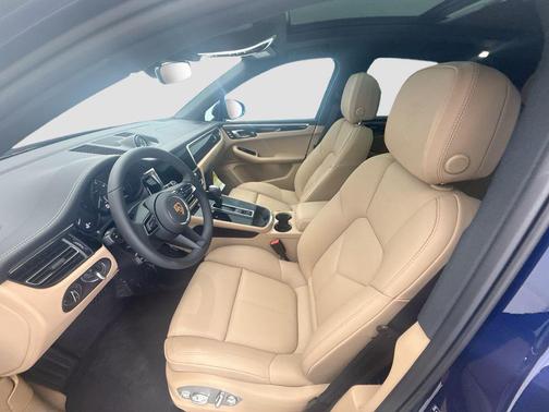 Gentian Blue Metallic 2026 Porsche Macan Macan