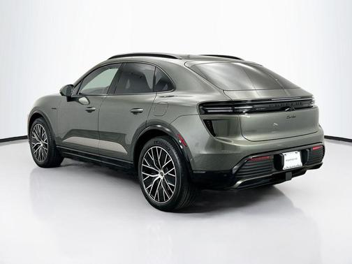 2025 Porsche Macan Turbo