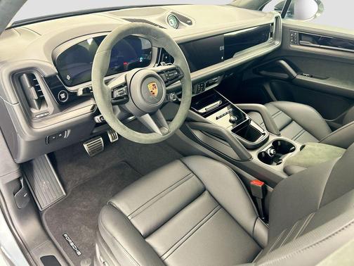 Dolomite Silver Metallic 2026 Porsche Cayenne GTS