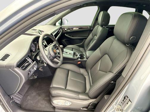 Dolomite Silver Metallic 2026 Porsche Macan Macan