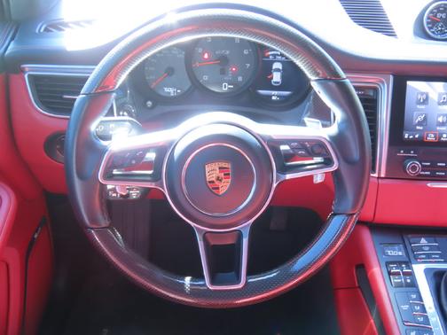 White 2018 Porsche Macan Macan