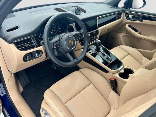 Gentian Blue Metallic 2026 Porsche Macan Macan