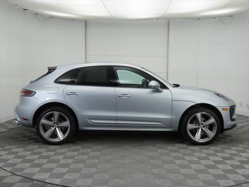 2025 Porsche Macan Base