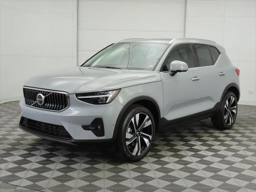 2024 Volvo XC40 B5 Plus Bright Theme