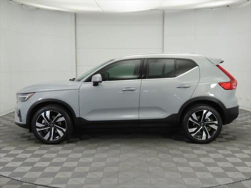 2024 Volvo XC40 B5 Plus Bright Theme