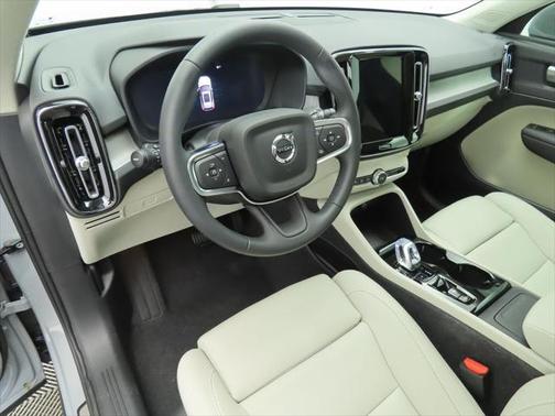 2024 Volvo XC40 B5 Plus Bright Theme