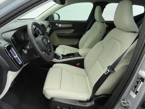 2024 Volvo XC40 B5 Plus Bright Theme