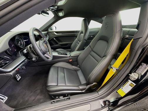 2022 Porsche 911 Carrera
