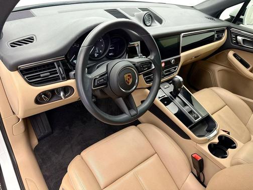 2023 Porsche Macan Base (PDK)