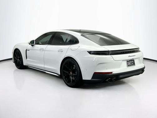2025 Porsche Panamera 4