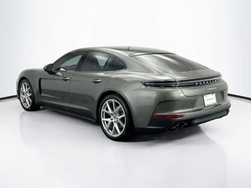 Aventurine Green Metallic 2026 Porsche Panamera
