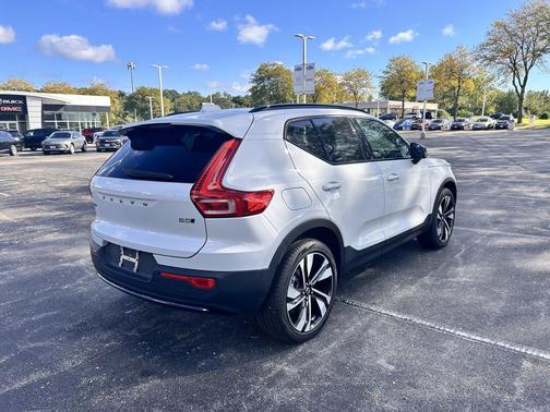 Crystal White Metallic 2024 Volvo XC40 B5 Ultimate Dark Theme