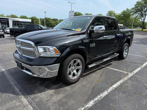 Brilliant Black Crystal Pearlcoat 2017 RAM 1500 Laramie