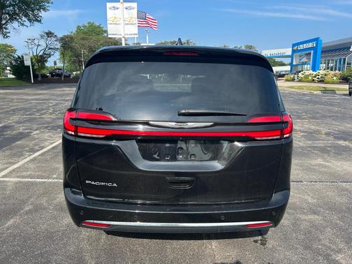 Diamond Black Crystal Pearlcoat 2025 Chrysler Pacifica L