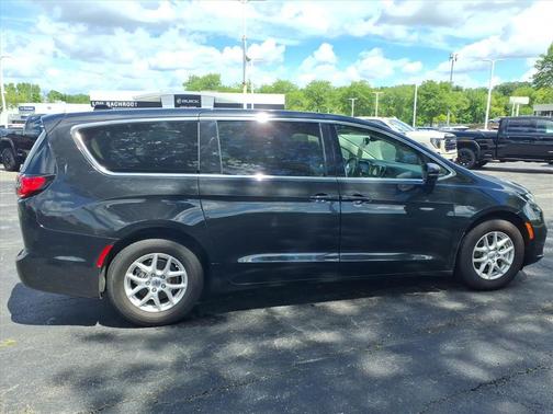 Brilliant Black Crystal Pearlcoat 2024 Chrysler Pacifica Touring L