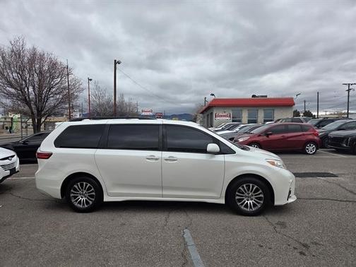 2020 Toyota Sienna XLE