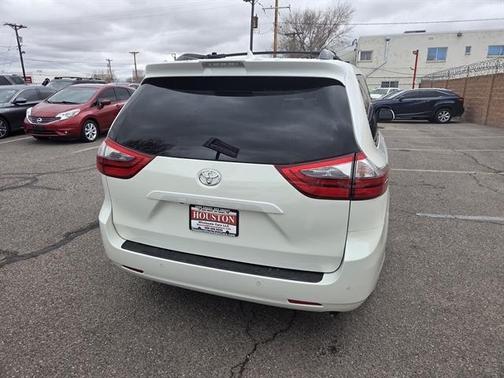 2020 Toyota Sienna XLE