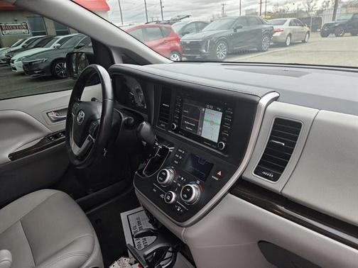 2020 Toyota Sienna XLE
