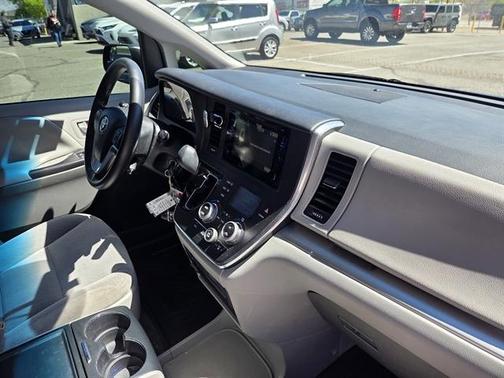 2017 Toyota Sienna LE