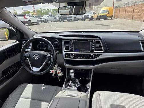 White 2017 Toyota Highlander LE Plus