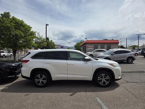 White 2017 Toyota Highlander LE Plus